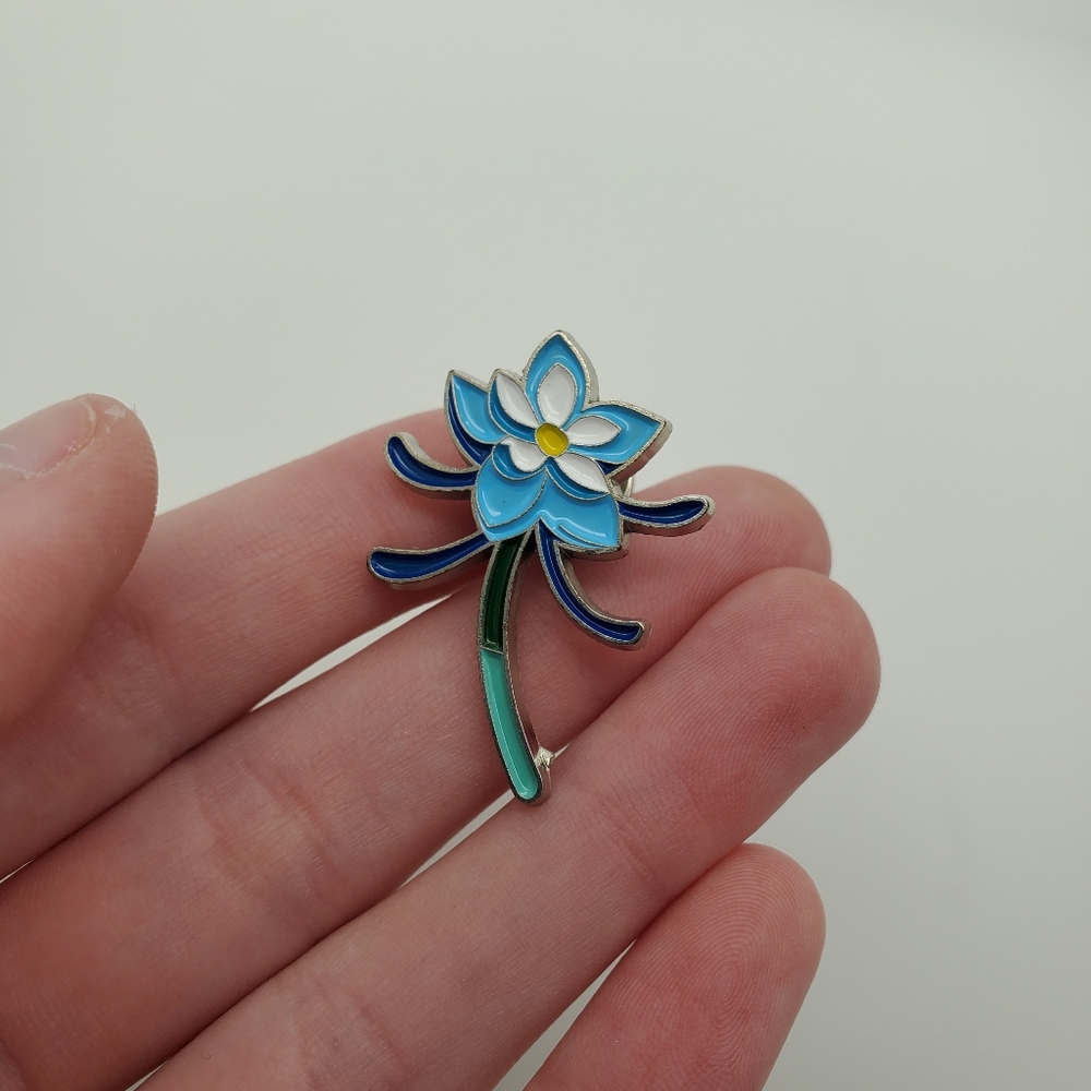 NWT Blue flower pin - Picture 2 of 4